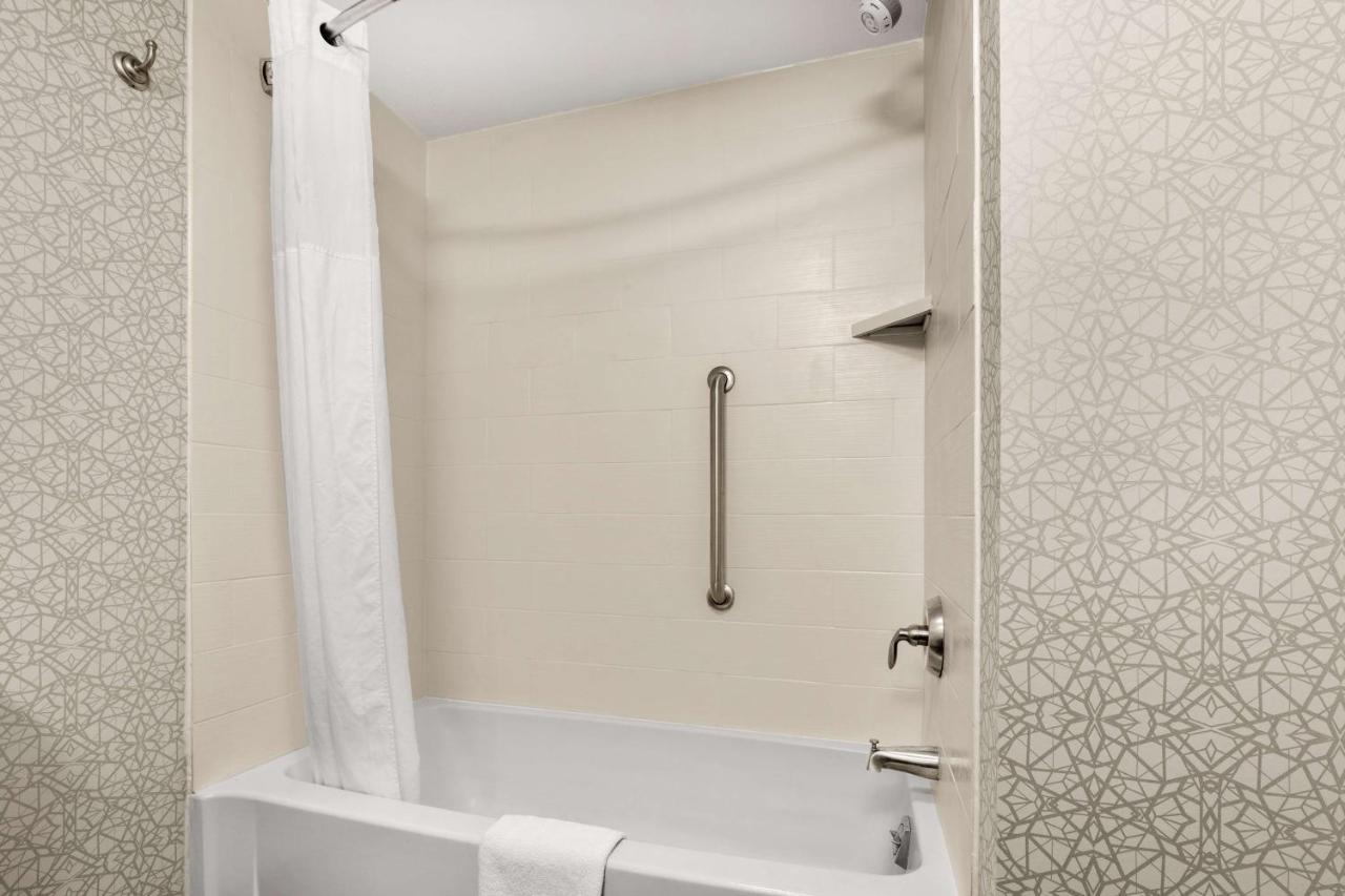 King Room Accessible Tub Mobility Hearing Access or Non-Smoking